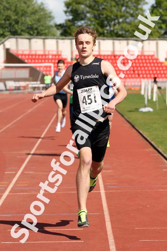 Mens under-17s 800 metres, North Eastern Champs, Gateshead Stadium. Photo: David T. Hewitson/Sports for All Pics
